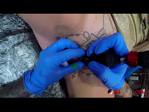 ❤️ Sully Savage, une chaudasse extrêmement tatouée, s'est fait tatouer le clitoris. ❤❌ Vidéo anal at fr.vegasservice.ru ❌️❤